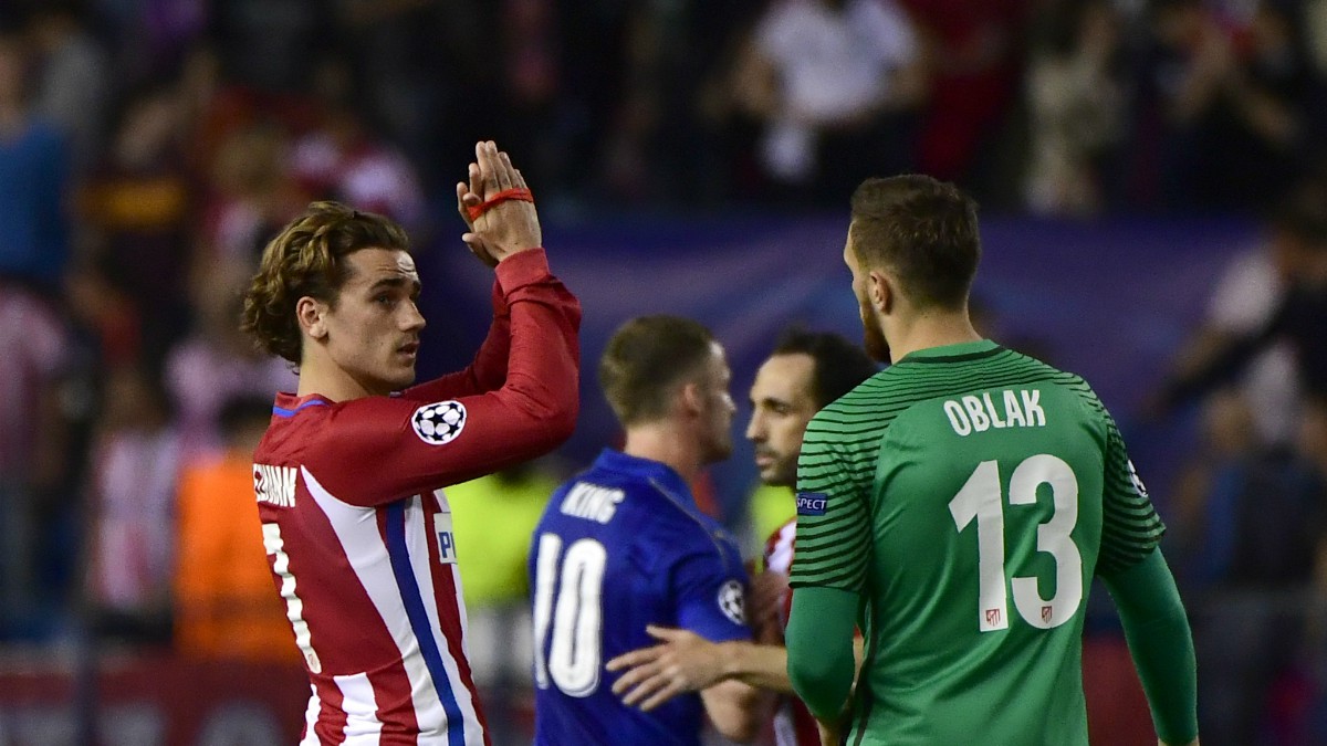 Oblak y Griezmann, en un partido del Atlético de Madrid. (AFP)