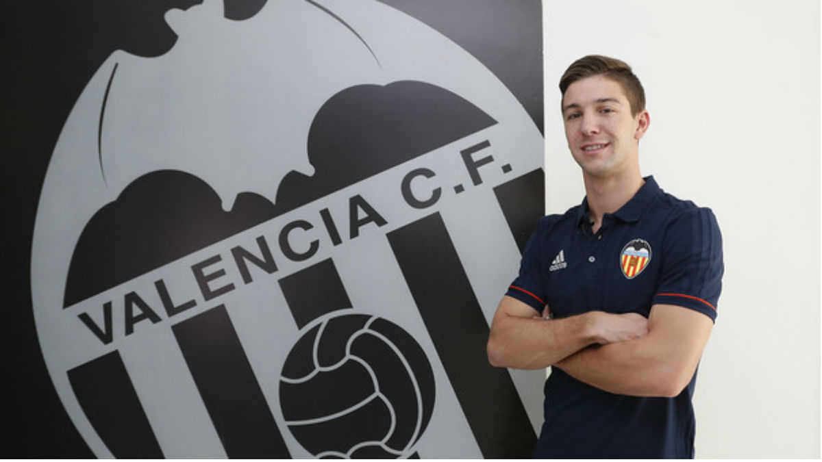 Luciano Vietto posa con el escudo del Valencia