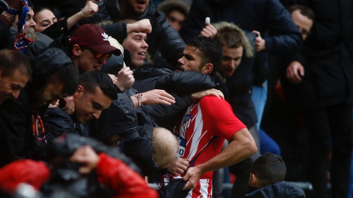 Diego Costa celebra su gol con la afición (AFP)