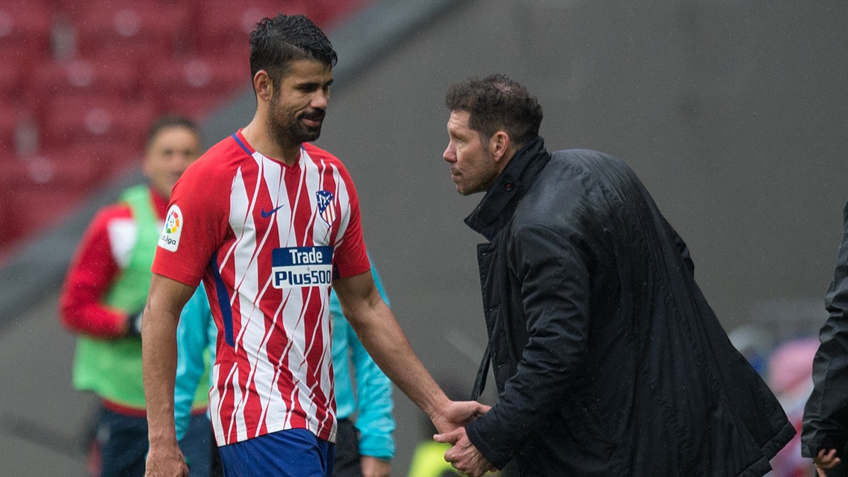 El Cholo Simeone saluda a Diego Costa tras ser expulsado (Getty)