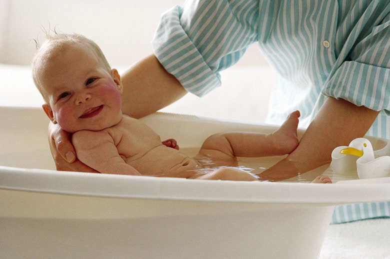 4 utensilios fundamentales para el baño del bebé