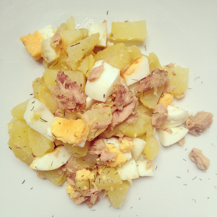 Receta para pequeños: patatas de caldo con huevo y atún