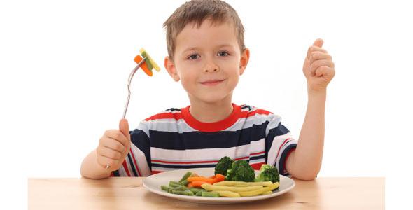 niño comiendo verdura