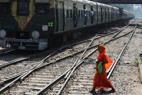 Un bebé se cae por el inodoro de un tren y sobrevive