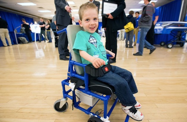 Raza humana Sada una taza de Crean una silla de ruedas pequeña y económica para niños