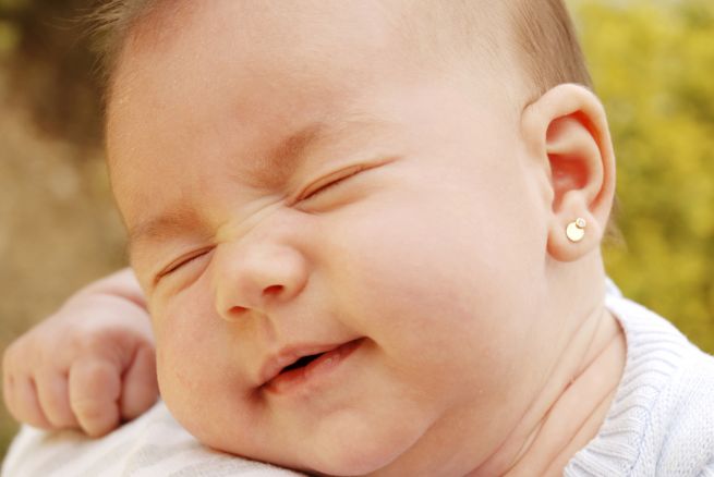 Reino Unido podría prohibir la perforación de las orejas en bebés