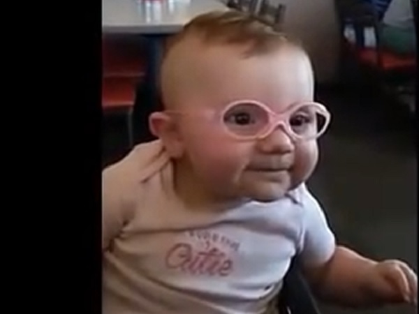 El nuevo viral emociona: un bebé ve por primera vez a su madre gracias a unas gafas