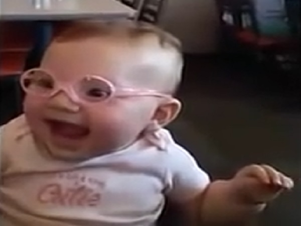 El nuevo viral que emociona: un bebé por vez a su madre a unas gafas
