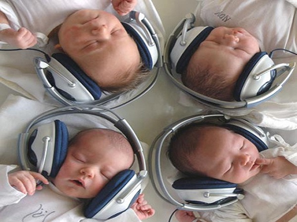 Bebés escuchando música
