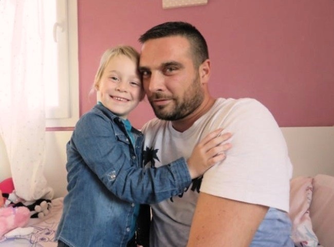 Trabajadores franceses ceden sus vacaciones a un compañero para que cuide de su hija enferma