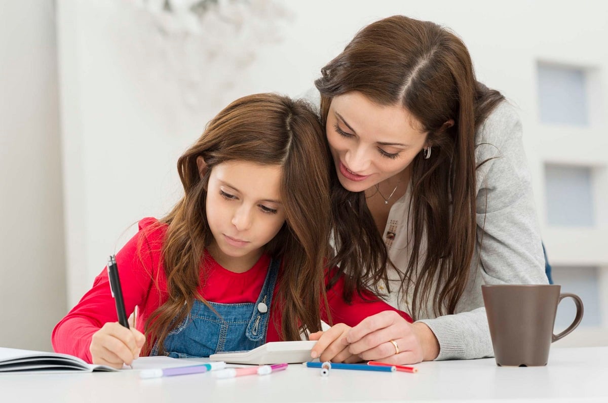 Resultado de imagen para padres ayudando a hacer tarea a sus hijos