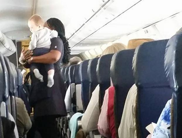 Una azafata se hace viral al calmar a un bebé en pleno vuelo