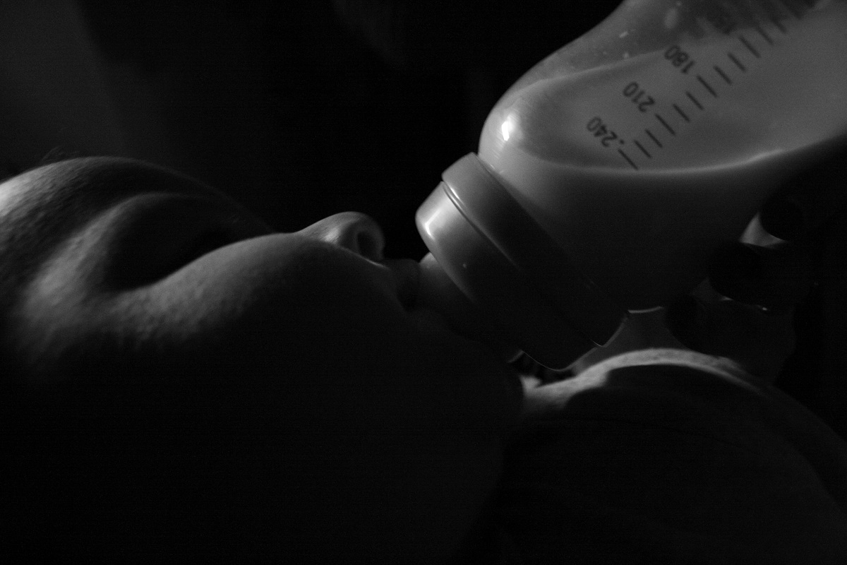 Un bebé en Valencia sufre escorbuto después de ser alimentado con leche de almendra