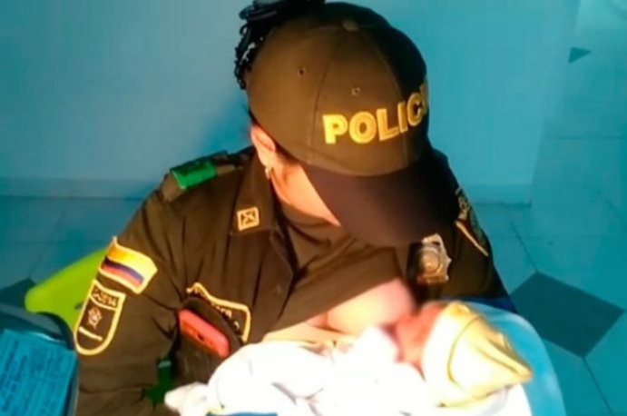 Una policía salva a un bebé abandonado dándole el pecho