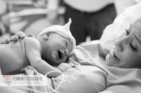 El primer encuentro entre padres y recién nacido a través de fotografías