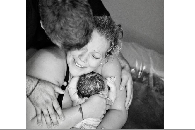 Una colección fotográfica muestra la intimidad y emoción de los partos