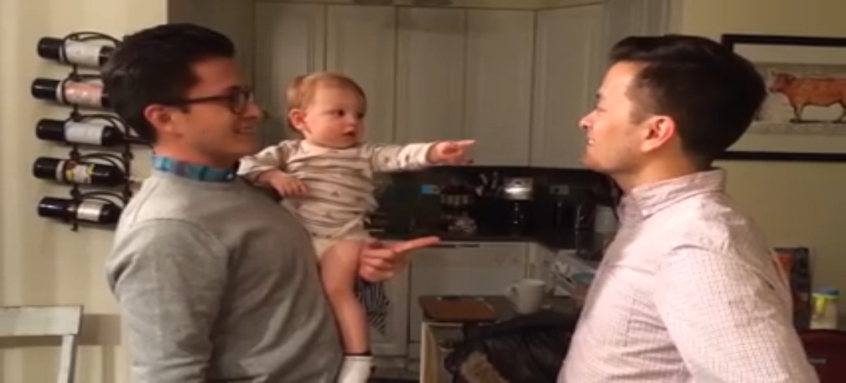 La divertida reacción de un bebé al conocer al gemelo de su padre