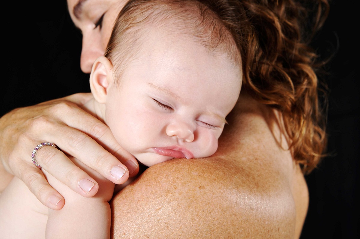 Las ventajas de abrazar a tu bebé