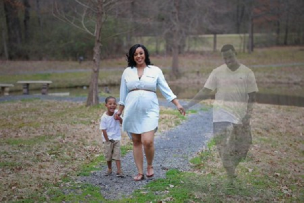 Una emotiva sesión de fotos madre e hijo recrea la figura del padre fallecido