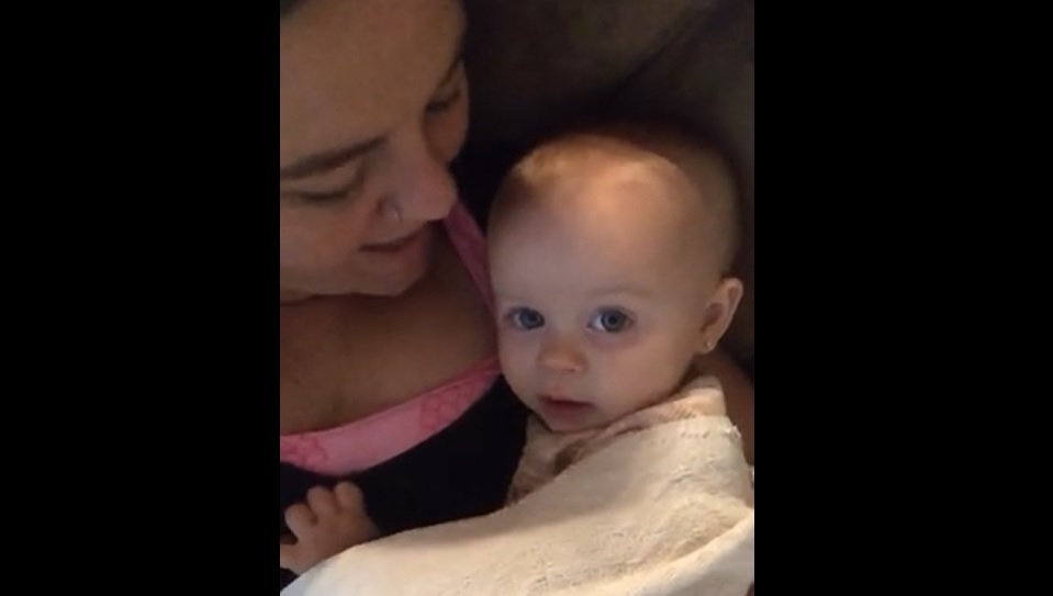 El viral que arrasa en la Red: una bebé diciendo “te quiero”