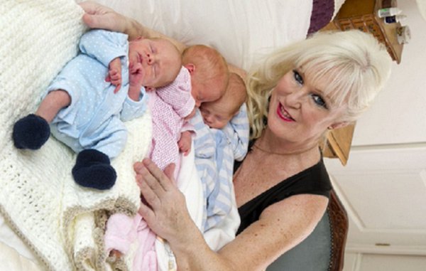 Una abuela, de 55 años y con cuatro nietos, da a luz a trillizos