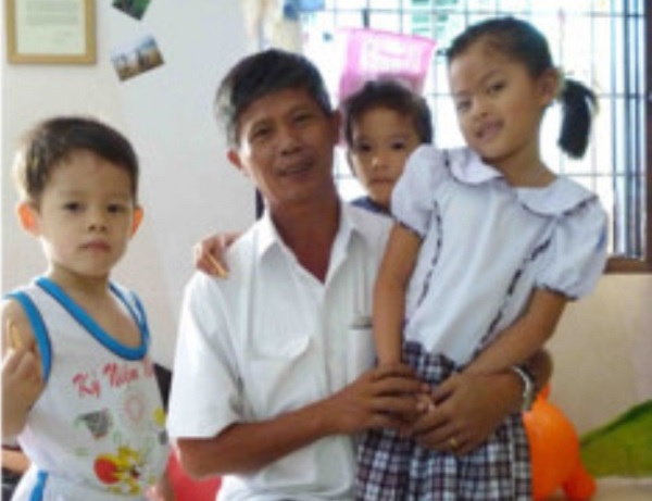 Hombre adopta a más de 100 niños para evitar que sean abandonados