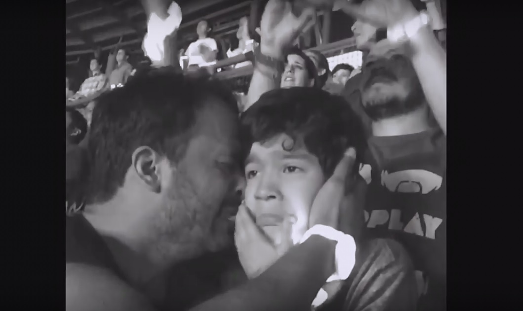 La emoción de un niño autista en un concierto de Coldplay