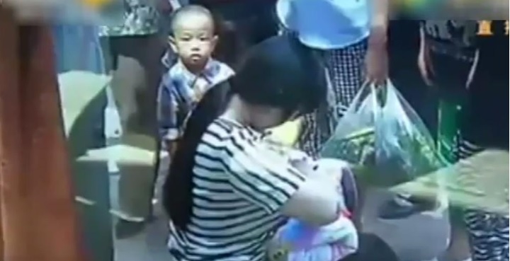 Una joven amamanta a una bebé abandonada en una caja de cartón