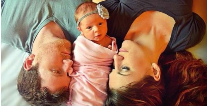 Una pareja sorprende a toda su familia adoptando un bebé