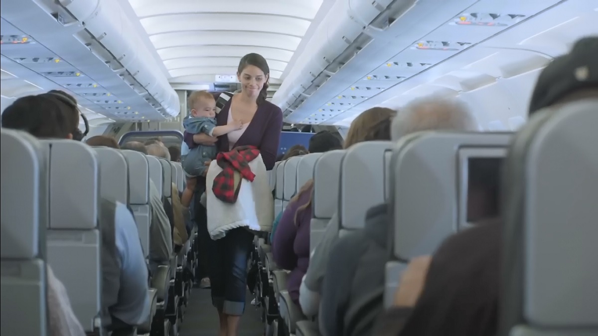 Una aerolínea da descuentos a los pasajeros cuando un bebé llora durante el vuelo