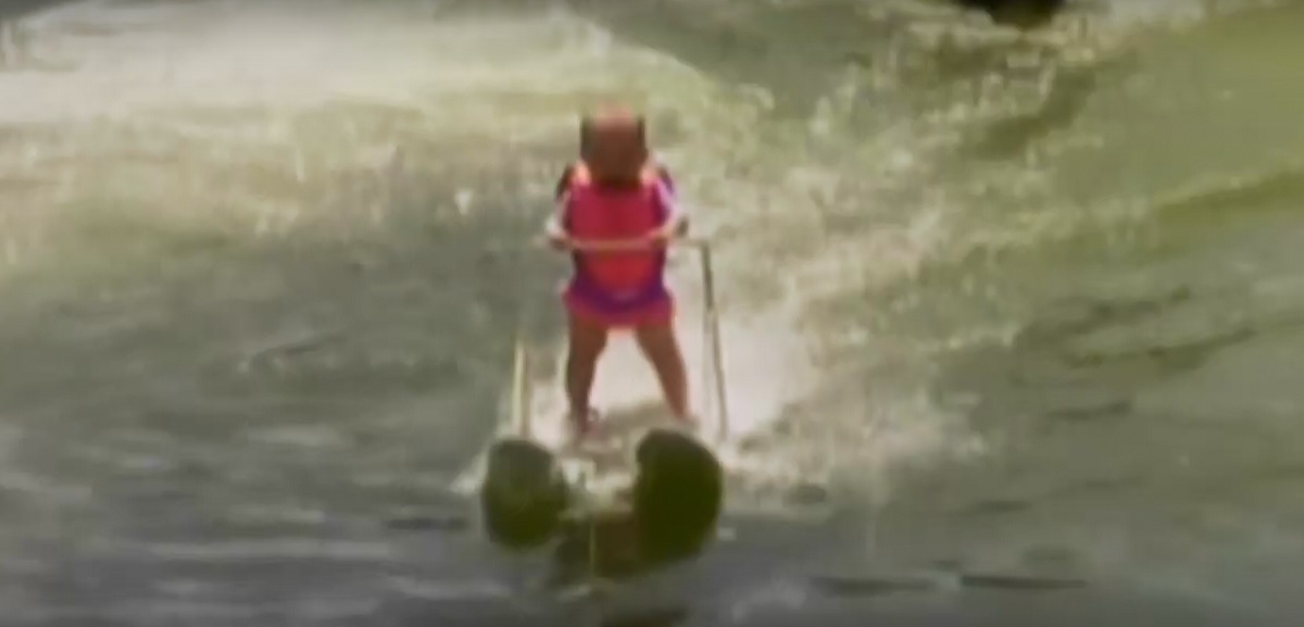 Nuevo viral: una bebé de seis meses practicando esquí acuático