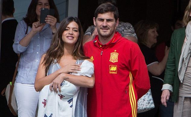 Sara Carbonero e Iker Casillas presentan a Lucas