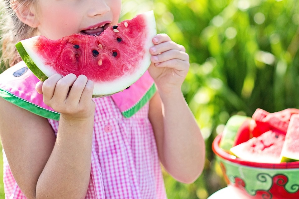 6 alimentos para hidratar a los niños en el verano