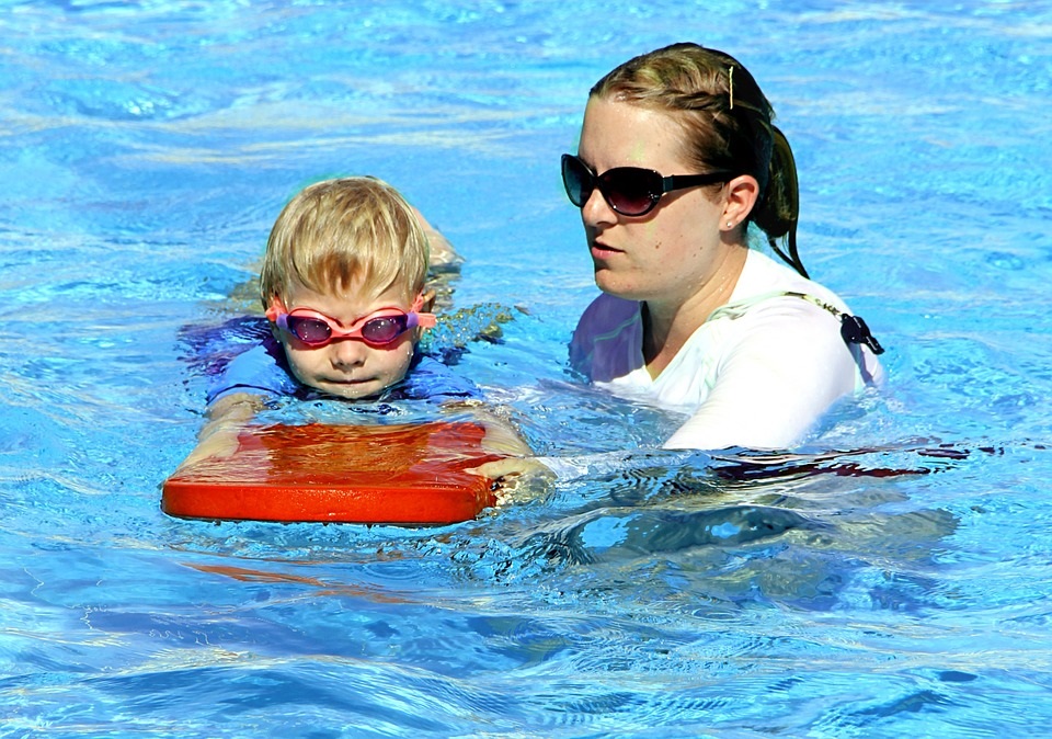 4 consejos básicos para enseñar a nadar a tus hijos