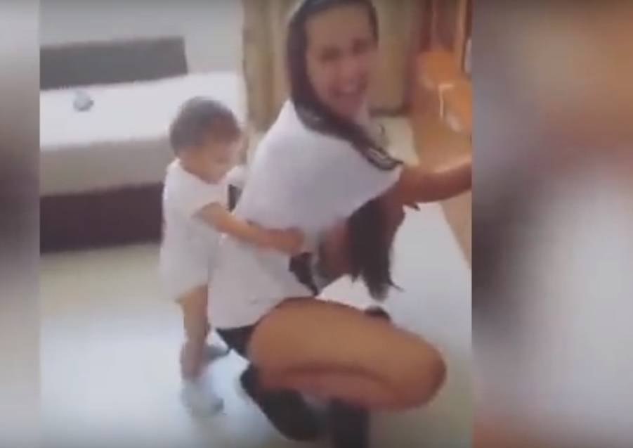 Una mujer hacer twerking delante de su bebé y se vuelve viral