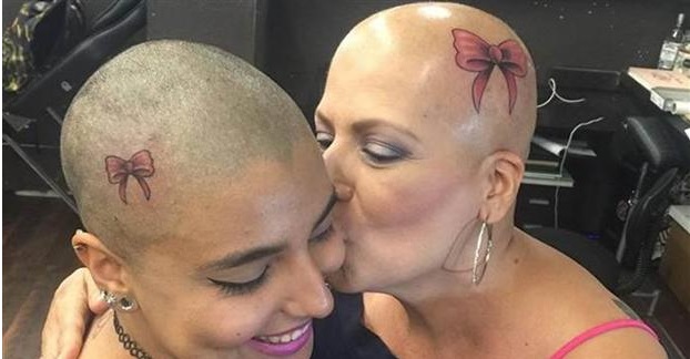 Una madre y su hija se tatúan un lazo rosa en la cabeza para celebrar el fin del tratamiento contra el cáncer