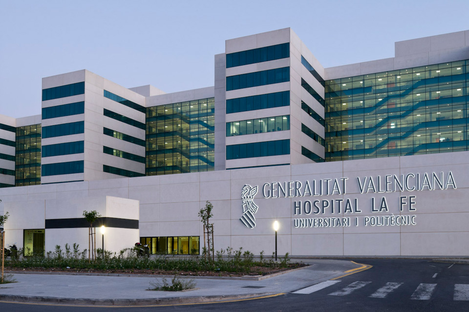 Una joven detenida abandona a su bebé tras dar a luz en el Hospital La Fe de Valencia