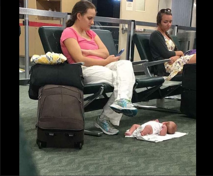 La foto de la polémica: una madre deja a su bebé en el suelo