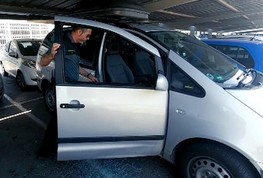 Rescatan a un bebé inconsciente del interior de un coche en Alicante