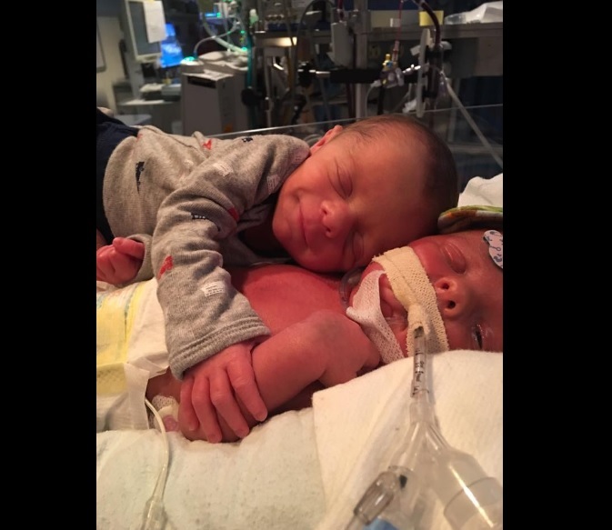 El tierno gesto de un bebé con su gemelo que se ha vuelto viral