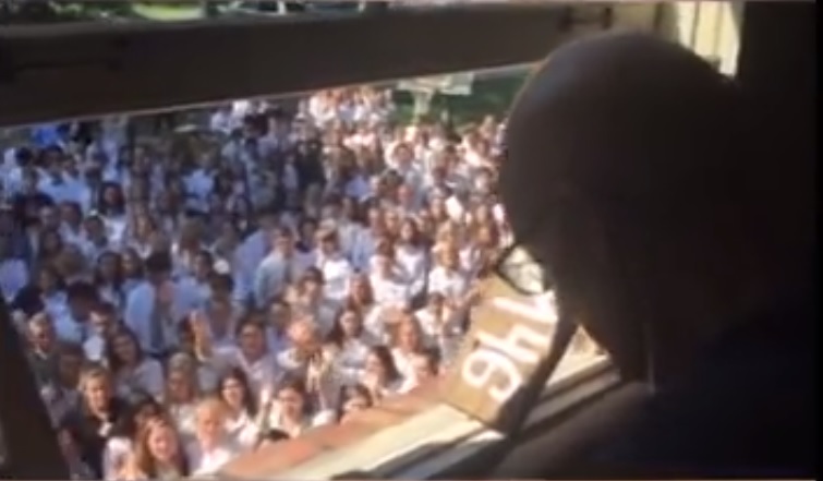 Viral: 400 alumnos sorprenden cantando a su profesor enfermo de cáncer