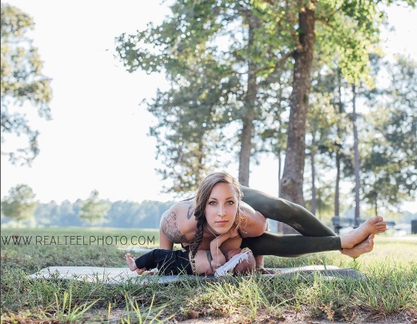 Espectaculares imágenes de una madre amamantando a su bebé mientras hace yoga