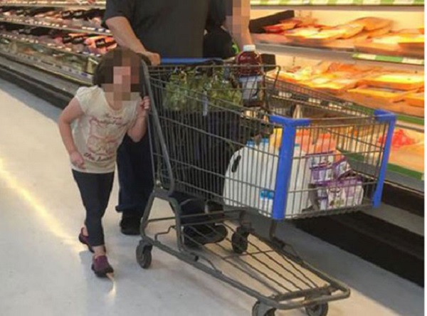 Viral: castiga a su hija llevándola ¡enganchada por los pelos al carro del supermercado!