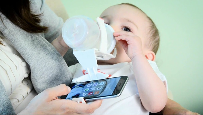 Invento polémico para mamás: soporte para usar el móvil dando el biberón a los niños