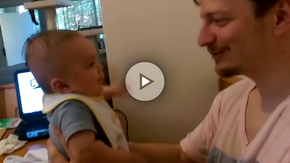 Vídeos de Bebés: Padre le dice “te amo” a su bebé de 3 meses y recibe respuesta