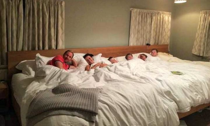 Colecho: padres duermen con sus cuatro hijos en una cama de ¡5 metros!
