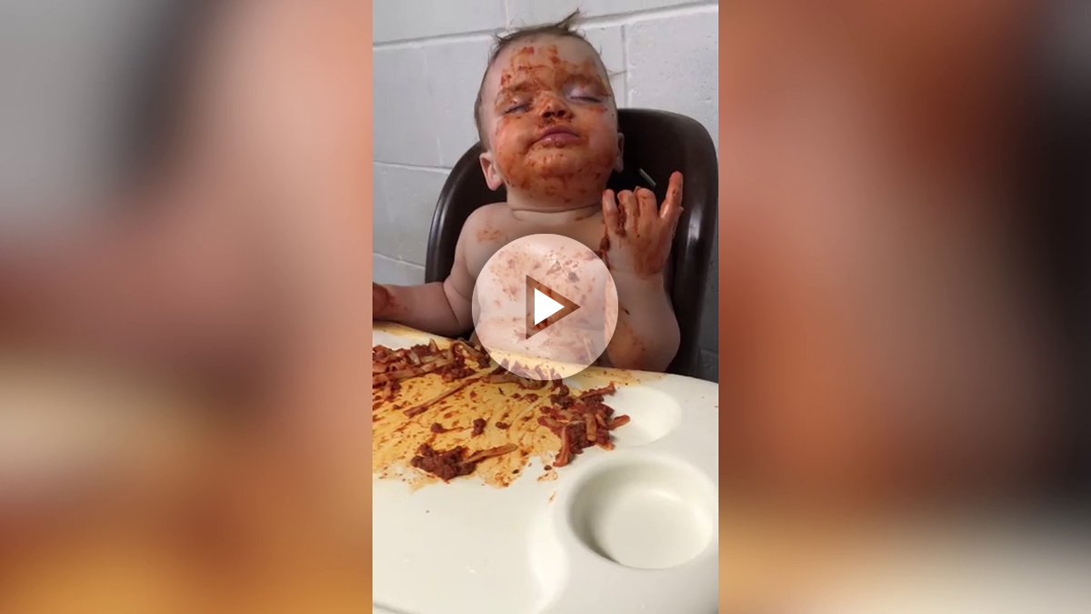 Divertido viral: el niño somnoliento que ¡come espaguetis!