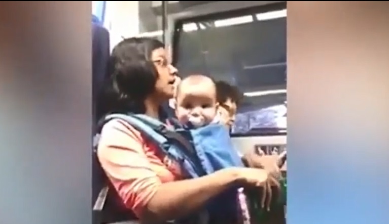 Increíble: impiden a una mujer viajar en primera clase por ir con su bebé
