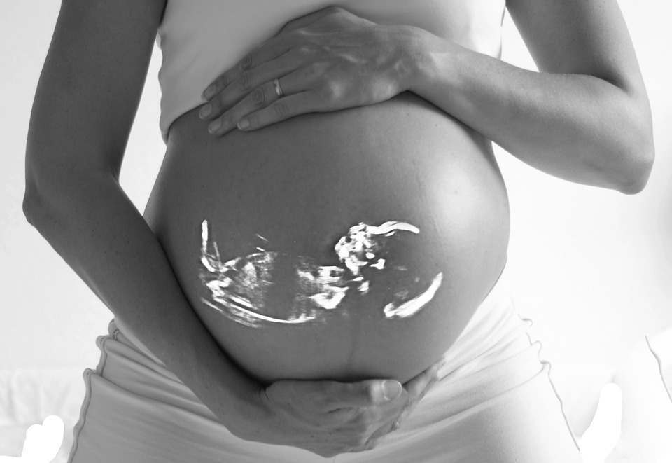 El bebé, ¿qué cosas hace dentro del útero de su madre?