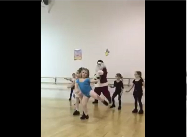 Vídeo viral: El baile de la niña con Papá Noel que arrasa en las redes - 02